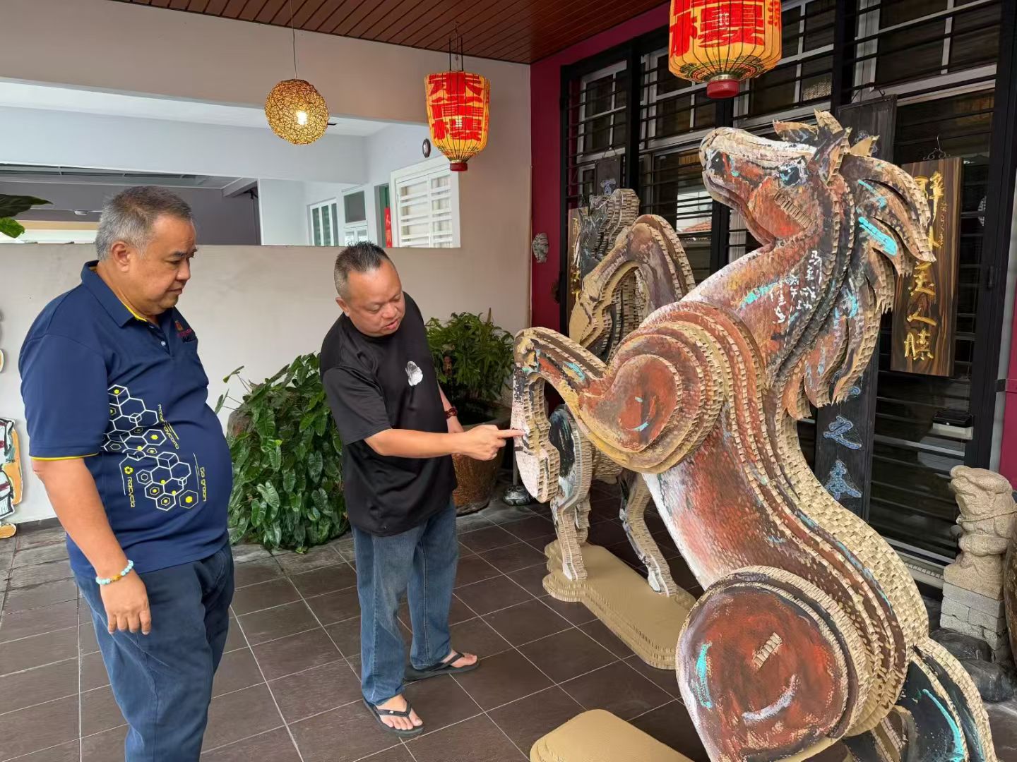 CNC Cutter Powers Artist’s Honeycomb Board Horse Sculpture (1).jpg
