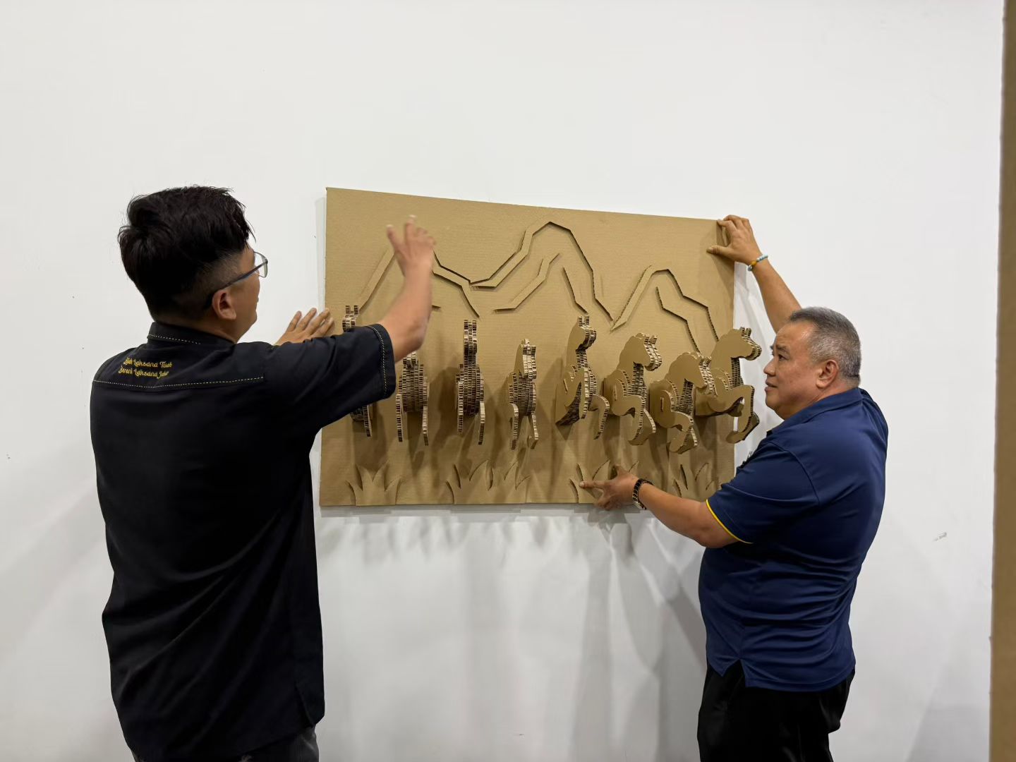 CNC Cutter Powers Artist’s Honeycomb Board Horse Sculpture (9).jpg