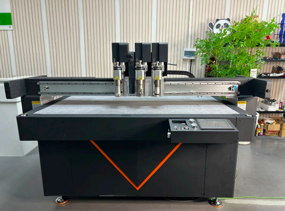 Three cutting heads digital cutting machine