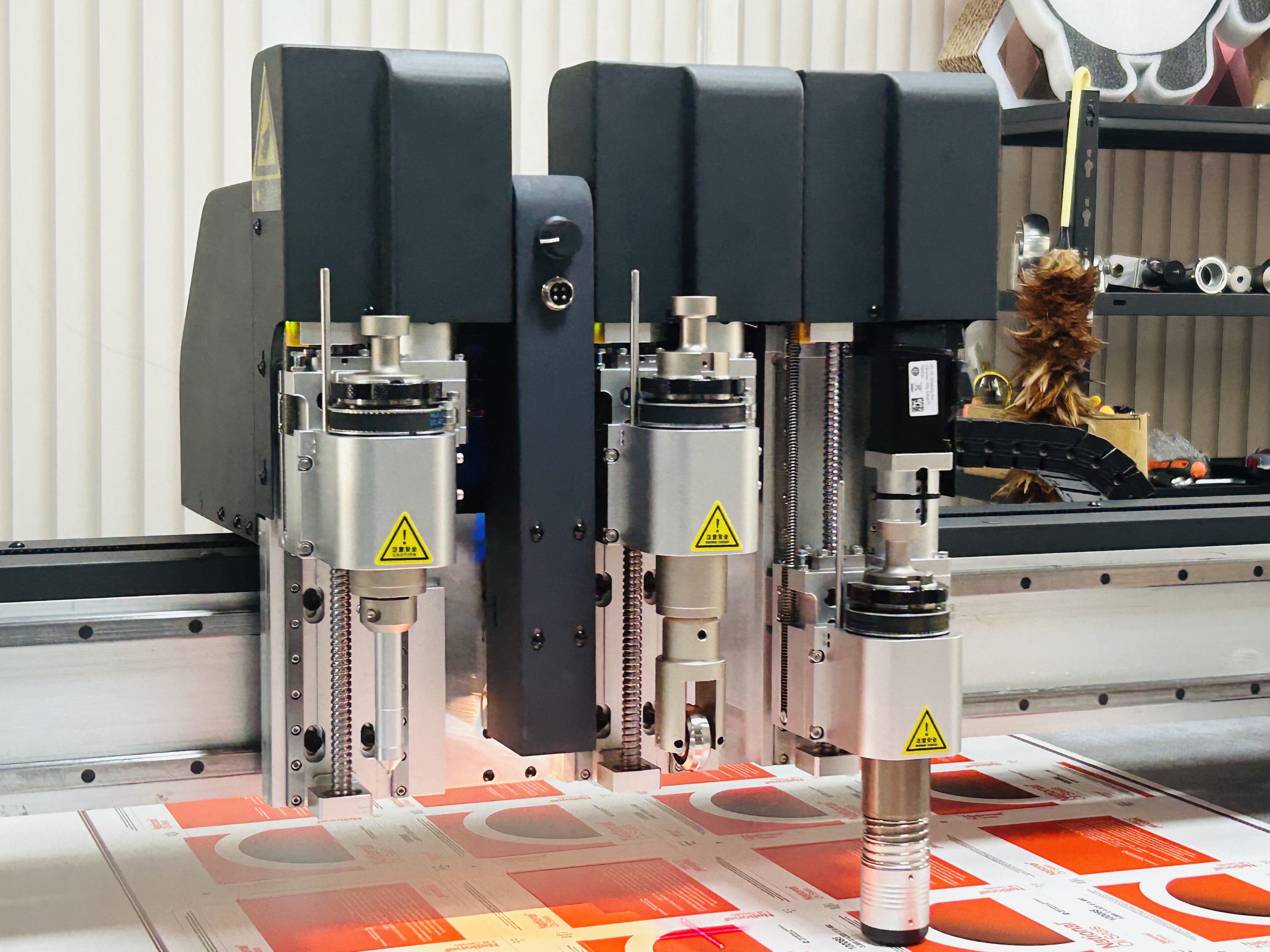 Carton box digital cutting machine